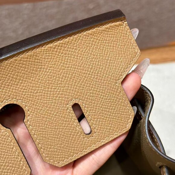 Classic Hermes Bag: A Stylish and Versatile Choice for Elegance - Picture 6 of 6